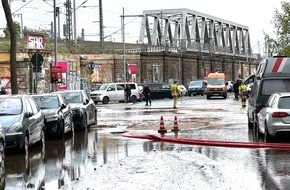 Feuerwehr Dresden: FW Dresden: Wasserrohrbruch überschwemmt Straße