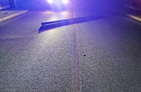 Polizei Mettmann: POL-ME: Autofahrer gefährdet: Jugendliche warfen Gegenstände von Brücke - Erkrath - 2105110