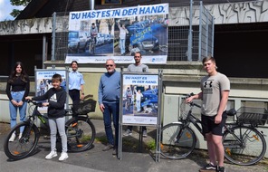 Kreispolizeibehörde Viersen: POL-VIE: Nettetal: "Du hast es in der Hand - besser nicht!" - Kampagne für mehr Sicherheit auf dem Fahrrad ohne Smartphone ist in Nettetal angekommen
