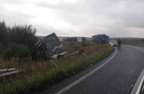 Polizeidirektion Göttingen: POL-GOE: (542/2013)  Zu schnell ins "Ohr" - LKW-Unfall im Autobahndreieck Drammetal, Fahrer unverletzt