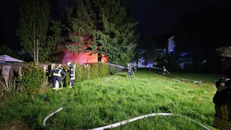 Feuerwehr Datteln: FW Datteln: Laubenbrand sorgt für 20 Meter hohe Flammen