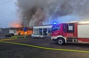 Feuerwehr der Stadt Arnsberg: FW-AR: Brand in Arnsberger Gewerbehalle