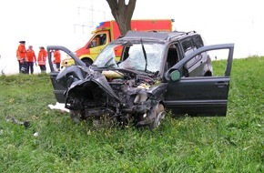 Polizeiinspektion Hameln-Pyrmont/Holzminden: POL-HOL: Kreissstraße 40  - Glesse Rtg. Lichtenhagen: 51jähriger bei Verkehrsunfall getötet - Nach Kollision mit einbiegendem PKW gegen Baum geprallt -