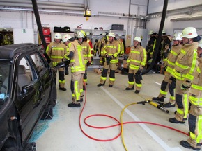 KFV Bodenseekreis: Gemeinsame Weiterbildung von Werkfeuerwehr Airbus und Feuerwehr Markdorf in technischer Unfallrettung