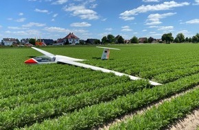 Freiwillige Feuerwehr Lage: FW Lage: F/H Fluggerät 1: Flugzeug auf Feld abgestürzt - 13.06.2021 - 13:01 Uhr