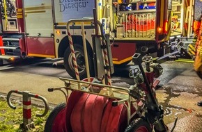 Feuerwehr Dresden: FW Dresden: Brand eines Kinderwagens im Treppenhaus - Drei Personen mit Verdacht auf Rauchgasvergiftung ins Krankenhaus transportiert