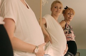 SAT.1: Babybauch für Andrea Sawatzki: In der SAT.1-Komödie "Es bleibt in der Familie" wird sie mit Ende vierzig nochmal schwanger am 18. Dezember um 20:15 Uhr
