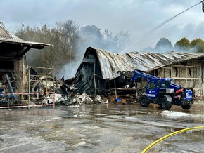 FW Hünxe: Abschlussmeldung: Halle eines Gewerbebetriebs in Vollbrand