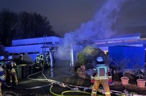 Freiwillige Feuerwehr der Stadt Lohmar: FW-Lohmar: Garagenbrand forderte die Feuerwehr Lohmar am fr&uuml;hen Freitagabend