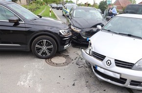 Kreispolizeibehörde Herford: POL-HF: Verkehrsunfall mit drei Fahrzeugen- Gegenverkehr übersehen