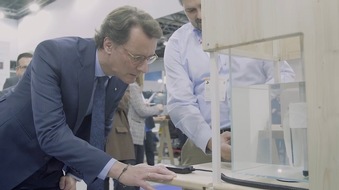 Mhoch4 GmbH & Co. KG: Innovative Medizintechnik: Ministerpräsident Wüst beeindruckt von Fortschritt auf der MEDICA