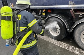 Feuerwehr Moers: FW Moers: A 57 / Entstehungsbrand an LKW / weiterer LKW-Fahrer handelt vorbildlich