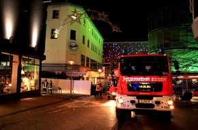 Feuerwehr Essen: FW-E: Brennende Kartonagen vor Geschäftshaus, Feuer beschädigt die Fassade und droht auf ein Ladenlokal überzugreifen