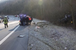 Kreispolizeibehörde Höxter: POL-HX: Verkehrsunfall auf glatter Fahrbahn, Fahrerin schwer verletzt