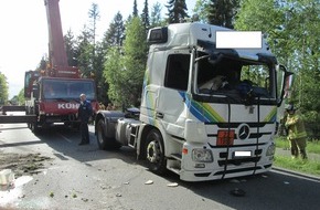 Polizeidirektion Bad Segeberg: POL-SE: Bad Bramstedt - Segeberger Straße, B 206 / Gefahrguttransporter kippt auf die Fahrbahn