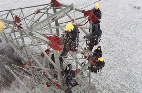 ZDF: "ZDF.reportage: Die Strombauer" zeigt die gefährliche Arbeit der Monteure am Hochspannungsmast (FOTO)