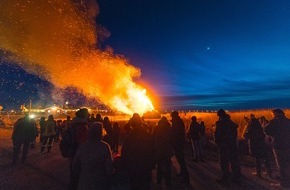 Tourismus-Zentrale St. Peter-Ording: SPO leuchtet - Licht trifft Lyrik und Biikebrennen in St. Peter-Ording