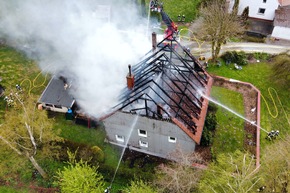 FW-DT: Dachstuhlbrand - zwei Personen verletzt