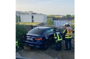 Polizei Bochum: POL-BO: Autofahrer (22) kracht Treppe herunter