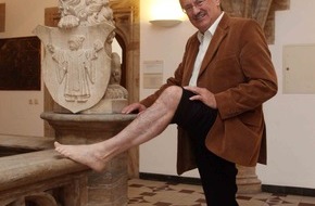 Handicap International e.V.: Bein zeigen vor dem Münchner Rathaus  Aktion am UN-Landminentag 4. April mit Doris Dörrie,  Hep Monatzeder, Minenräumung und einer riesigen Hose (BILD)