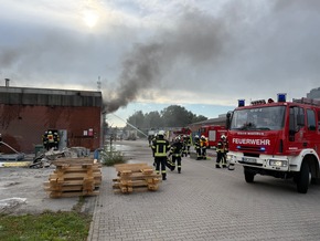 FW-AUR: Brennende Transporter in Hallenkomplex