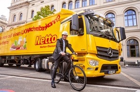 Netto Marken-Discount Stiftung & Co. KG: Großer Schritt für die "Aktion Abbiegeassistent" des Bundesverkehrsministeriums / Als erster großer Lebensmitteleinzelhändler stattet Netto alle Lkw mit Sicherheitssystem aus