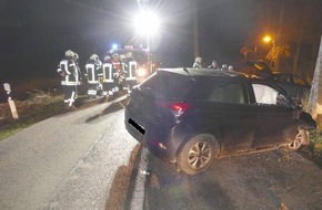 Polizeiinspektion Cuxhaven: POL-CUX: Verkehrsunfall in Bülkau - Junge Frau kommt aufgrund von Sekundenschlaf von der Fahrbahn ab und verletzt sich leicht (Foto im Anhang)
