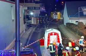 Polizeipräsidium Konstanz: POL-KN: (Stockach-Zizenhausen, B 313, Lkr. Konstanz) Anhänger mit Gefahrgut umgekippt - großes Feuerwehraufgebot (24.01.2022)