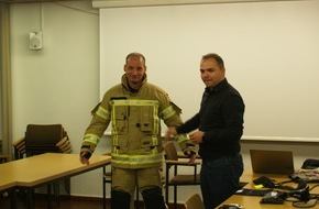 Feuerwehr Kleve: FW-KLE: Neue Schutzausrüstung für die Klever Feuerwehr / Einladung zum Pressetermin mit dem Bürgermeister