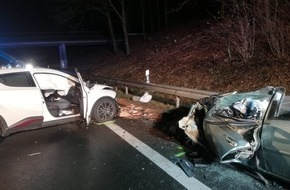 Freiwillige Feuerwehr Horn-Bad Meinberg: FW Horn-Bad Meinberg: Schwerer Verkehrsunfall mit 3 teils schwerst verletzten Personen - Frau wird in PKW eingeklemmt - Kleinkind ebenfalls schwer verletzt