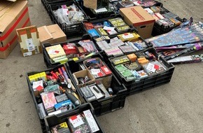 Zollfahndungsamt Hamburg: ZOLL-HH: Zollfahnder stellen hochexplosive Pyrotechnik, Waffen und Drogen sicher