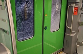 Bundespolizeidirektion Sankt Augustin: BPOL NRW: 38-Jähriger randaliert mit Notfallhammer in der S-Bahn - Bundespolizei greift ein +++Foto+++