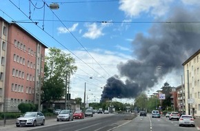 Feuerwehr Frankfurt am Main: FW-F: Lagerhallenbrand in Frankfurt-Griesheim mit weithin sichtbarer Rauchsäule - Feuerwehr im Großeinsatz