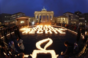 Amnesty: Lichter für die Menschenrechte / Rund 10.000 Kerzen am Brandenburger Tor zum Schutz der Menschenrechte entflammt