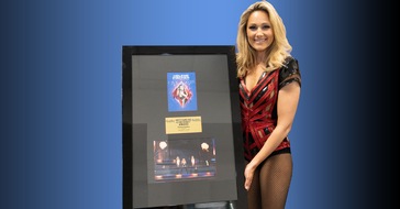 United Charity gemeinnützige Stiftungs GmbH: Helene Fischer versteigert ihren Award für kranke Kinder! / Bei United Charity können Fans für den guten Zweck auf das einmalige Sammlerstück bieten