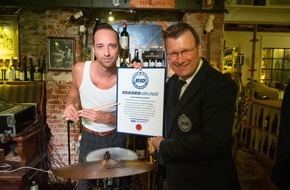 REKORD-INSTITUT für DEUTSCHLAND: RID-Weltrekord bestätigt und offiziell zertifiziert: Musiker aus Hamburg erzielt mit 105 Wiederholungen »meiste Drumstick-Drehungen in einer Minute«