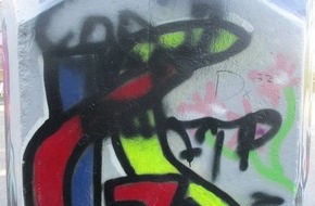 Polizeiinspektion Wilhelmshaven/Friesland: POL-WHV: Unbekannte entwenden aus einem Bagger Werkzeug und beschmieren den Bagger mit pinker Farbe - Graffiti auch auf dem Schulhof (FOTO) - Polizei bittet um Hinweise