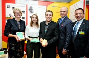 Stiftung Jugend forscht e.V.: Bundesbildungsministerin Karliczek ehrt die Jugend forscht Sieger 2018 (FOTO)