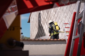 FW LK Neunkirchen: Brand auf Garagendach - Feuerwehr verhindert Schlimmeres