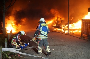 FW Norderstedt: Silvesterbilanz der Feuerwehr Norderstedt - Zunächst ruhiger Jahreswechsel, dann Großbrand