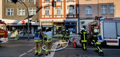 Feuerwehr Recklinghausen: FW-RE: Kellerbrand - keine Verletzten - Feuerwehr rettet Tiere über Drehleiter