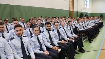 Hochschule für Polizei Baden-Württemberg: POL-HfPolBW: Verstärkung für die Polizei - 126 Nachwuchskräfte aus Lahr feiern das Ende der Ausbildung sowie die Ernennung zum Polizeiobermeister