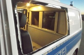 Bundespolizeidirektion Berlin: BPOLD-B: Drogenkonsument widersetzt sich Festnahme und beschädigt Dienstfahrzeug