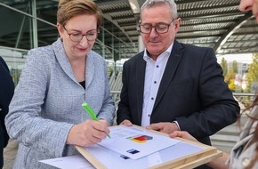 Bien-Zenker GmbH: Bien-Zenker erhält von Bundesbauministerin Klara Geywitz die Urkunde für das "Qualitätssiegel Nachhaltiges Gebäude" / Pionierleistung: Bien-Zenker schafft Voraussetzungen für QNG-Serienzertifizierung