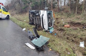 Polizeiinspektion Göttingen: POL-GÖ: (10/2023) Unfall auf regennasser A 7 - Transporter kommt ins Schleudern und kippt auf die Seite, Fahrer wird eingeklemmt und schwer verletzt