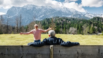 BR Bayerischer Rundfunk: Mit dem Wohnmobil durch Bayern und hoch hinauf: "Bezzel & Schwarz" touren wieder durch den Freistaat / ab 30. April in der ARD Mediathek und ab 4. Mai im BR Fernsehen