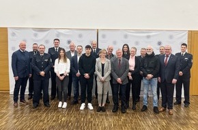 Polizeipräsidium Osthessen: POL-OH: Polizeipräsident Tegethoff händigt Dienstausweise aus: Neue Gesichter des Freiwilligen Polizeidienst in Osthessen