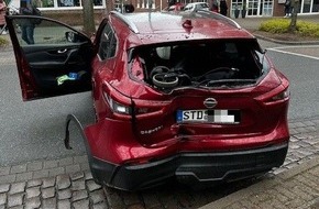 Polizeiinspektion Stade: POL-STD: Zwei Verletzte bei Unfall in der Buxtehuder Innenstadt - hoher Sachschaden an allen drei Autos