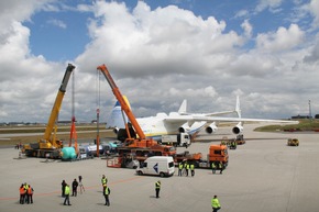 DB Schenker bringt 141-Tonnen-Zylinder mit Schiff, Lkw und Flugzeug von Berlin nach Kanada (FOTO)