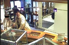 Polizei Düsseldorf: POL-D: Bewaffneter Raub auf Juweliergeschäft - Polizei fahndet mit Bildmaterial aus der Überwachungsanlage